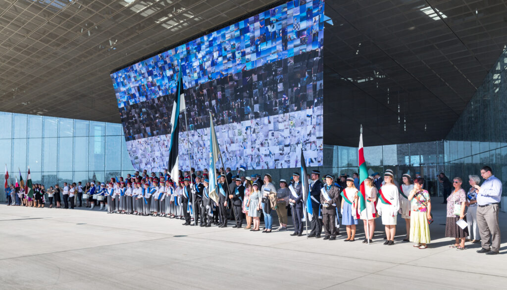 Celebration of the 135th anniversary of the Estonian flag at the Estonian National Museum in Tartu. Photo by Gert Uiboaed, shared under the Creative Commons CC BY-SA 4.0 licence.