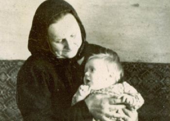 An Estonian woman with her grandchild in Siberia. Photo by Vabamu.