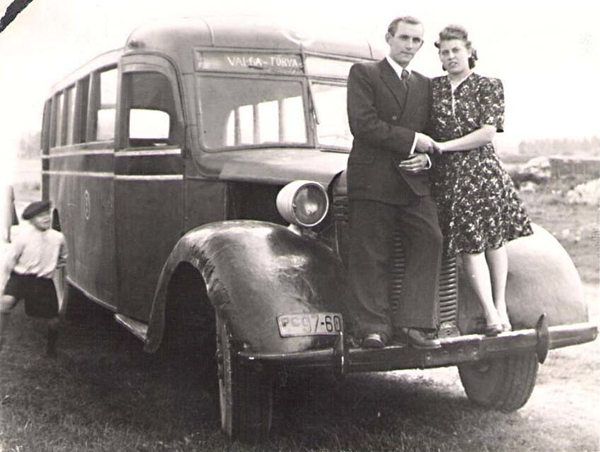 An-Estonian-couple-standing-on-Valga-T%C3%B5rva-bus-in-the-1950s-eag.vanatehnika.ee_.jpg