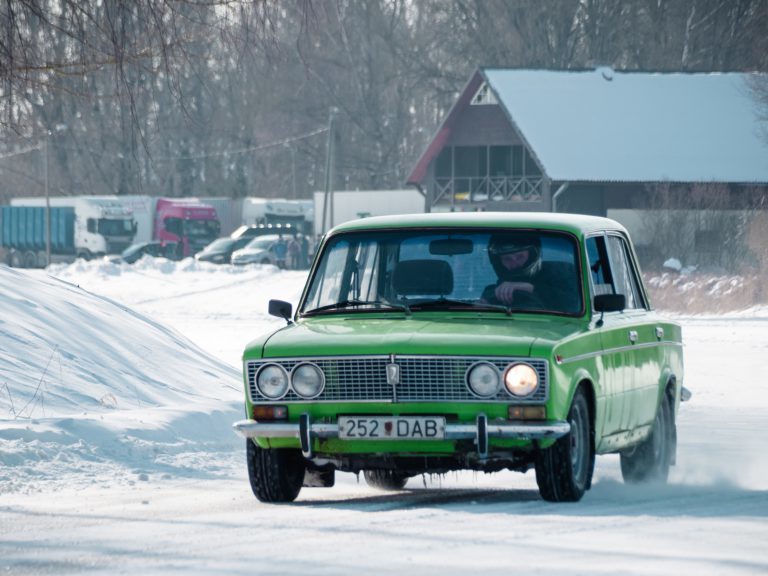 PHOTOS: Car racing on a lake? Estonians can! - Estonian World