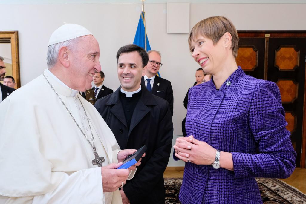 The former president of Estonia, Kersti Kaljulaid, bestowing the Estonian e-resident’s status on Pope Francis.