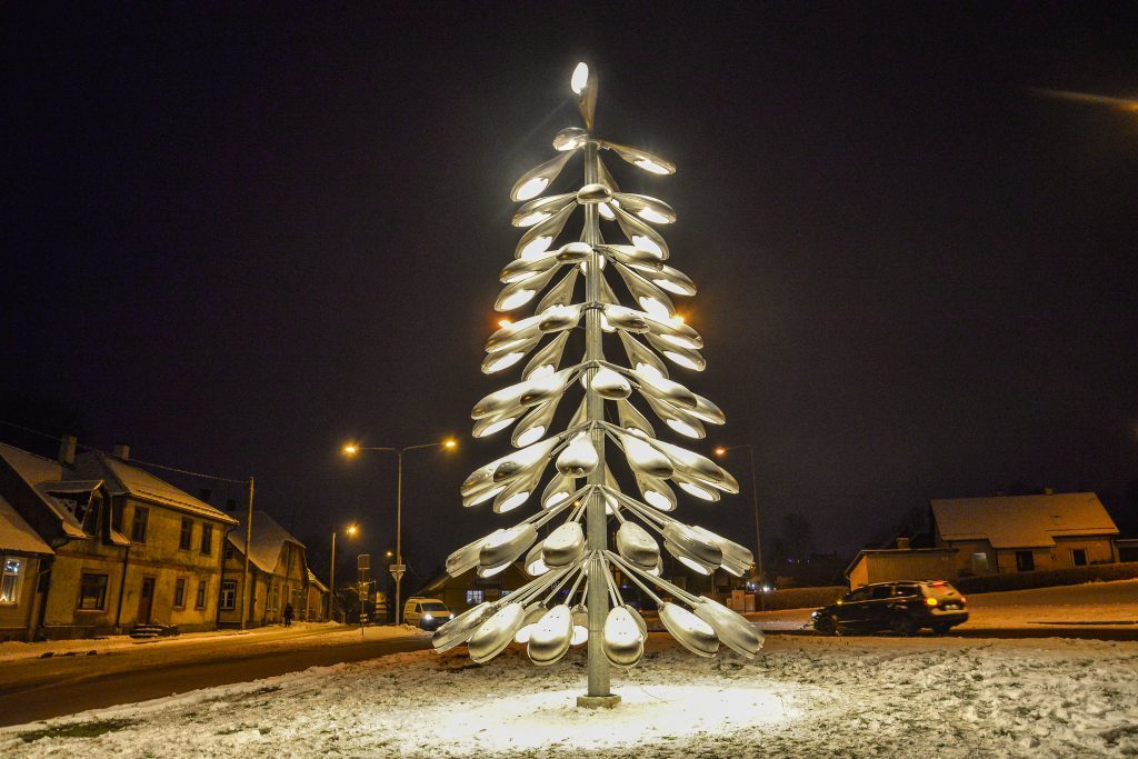The Viljandi Christmas tree is made of 77 streetlights.