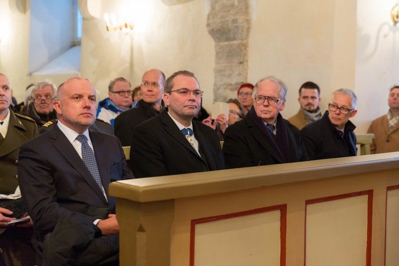 Estonian and Finnish defence ministers commemorate the dead of the War ...