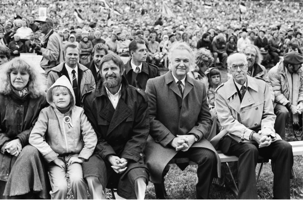 At the Song of Liberty, a mass event held at the Tallinn Song Festival Grounds, the front row includes foreign minister Lennart Meri with the chairman of the Supreme Council, Arnold Rüütel, and the family of artist and then-politician Heinz Valk. Photo by Peeter Langovits, from the archive of the foreign ministry.