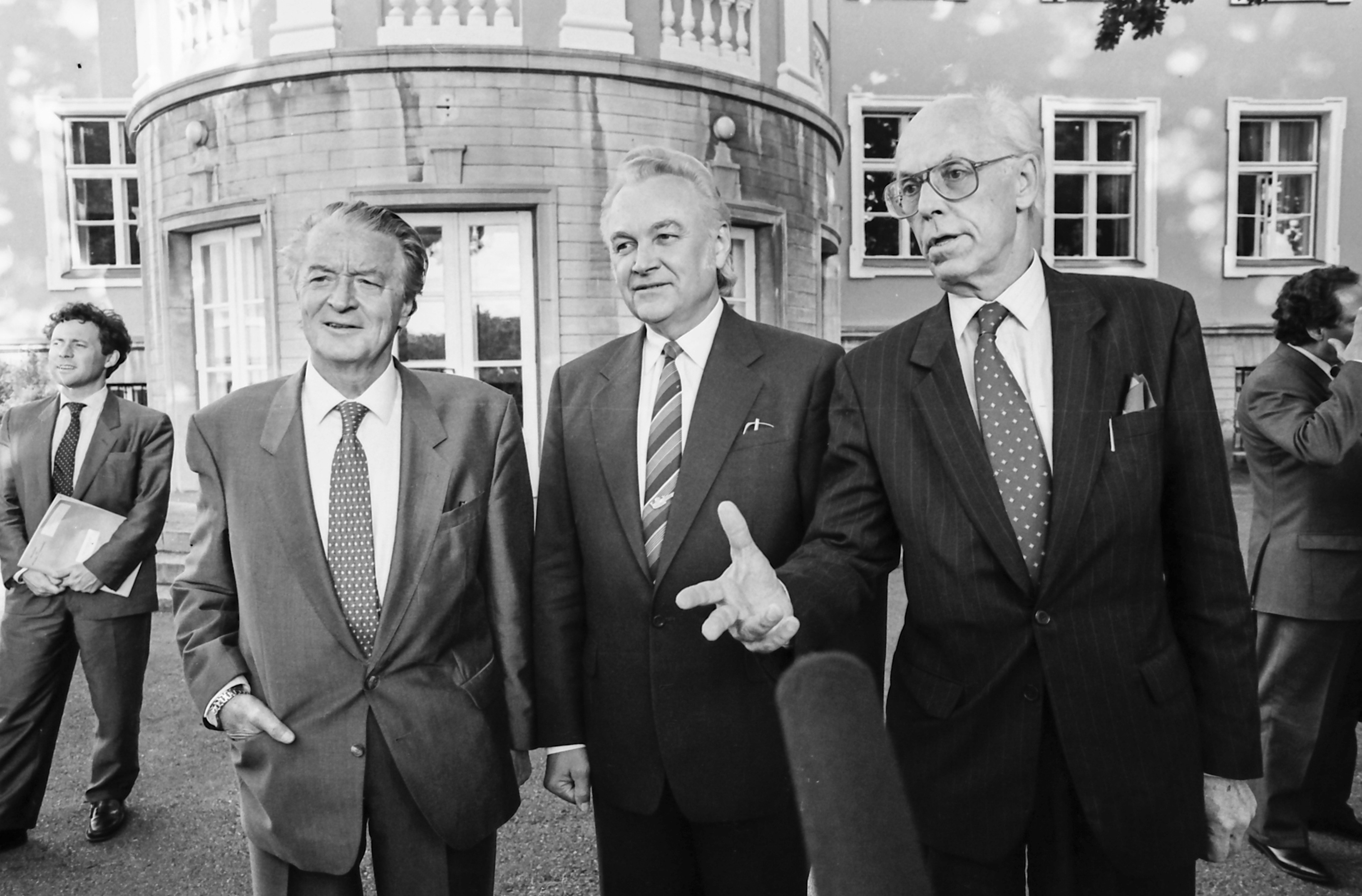 France was the first major Western power to recognise Estonian, Latvian and Lithuanian independence. Just five days after recognition, French foreign minister Roland Dumas paid a visit to Estonia and was received in Kadriorg by the chairman of the Supreme Council, Arnold Rüütel, and foreign minister Lennart Meri. Photo by Peeter Langovits, from the archive of the foreign ministry.