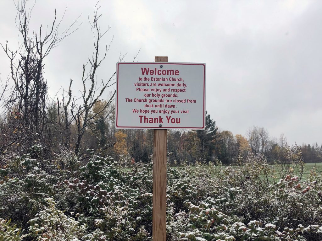 The greeting sign when you approach the Estonian church. Photo by Sten Hankewitz.