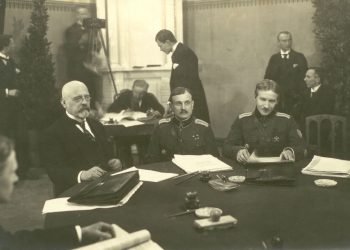 Part of the Estonian delegation at the Treaty of Tartu negotiation. Left to right: Jaan Poska, Jaan Soots and Victor Mutt. Photo by Armin Lomp.