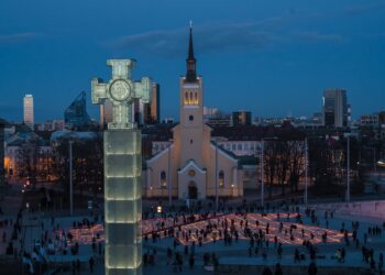 Initiated by the Estonian Institute of Historical Memory, 20,000 candles are annually lit on 25 March in Tallinn’s Freedom Square.