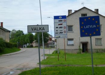 The Latvian-Estonian border between the Estonian town of Valga and the Latvian town of Valka. Photo by Vesahjr, shared under the CC BY-SA 4.0 licence.