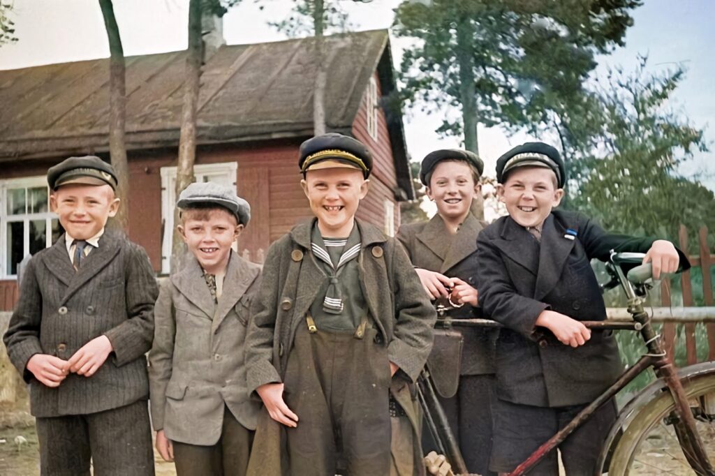 A group of boys of Hullo village school in Vormsi island, 1940.