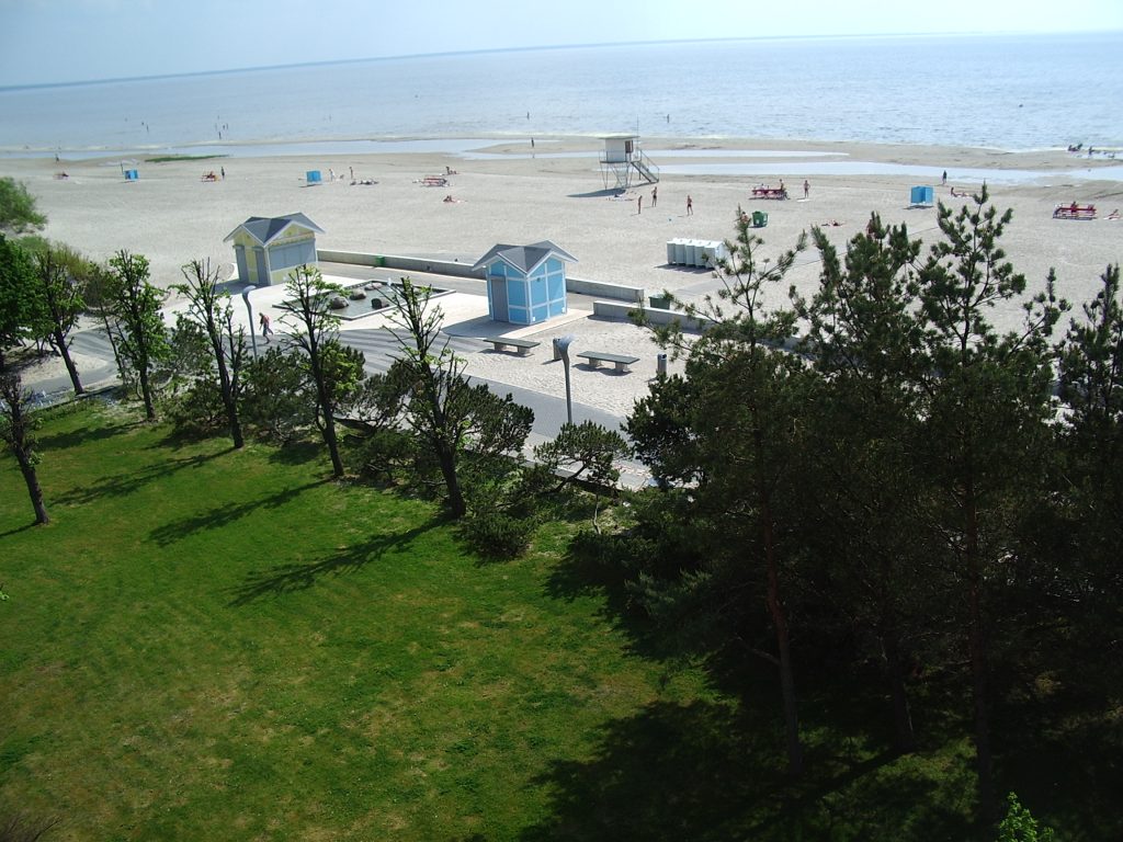 The beach promenade in the town of Pärnu, a well-known resort town in southwestern Estonia. Photo by Ave Maria Mõistlik, shared under the CC BY-SA 2.5 licence.
