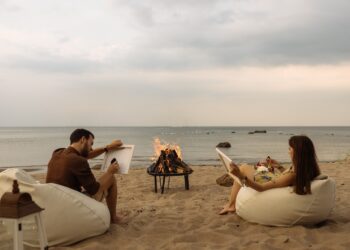 Couple drawing on a beach in Estonia. Photo by Andri Peetso.