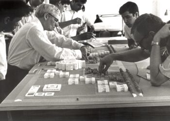 Louis Kahn (second left) planning the parliamentary building of Bangladesh. Photo courtesy of the Architectural Archives of the University of Pennsylvania.