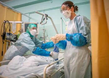 Nurses taking care of a patient with COVID-19 at the North Estonia Medical Centre in Tallinn. Photo by the North Estonia Medical Centre.