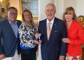 Brian Mulroney (third from left) receiving the Estonian Central Council in Canada’s Award of Merit. Photo by the Estonian Central Council in Canada.