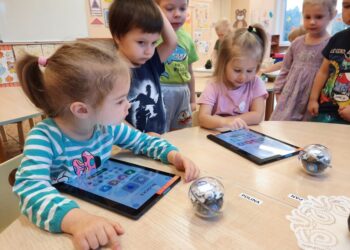 Children play a game at the Põngerjas kindergarten in Narva. Photo courtesy of Jevgenia Minova.