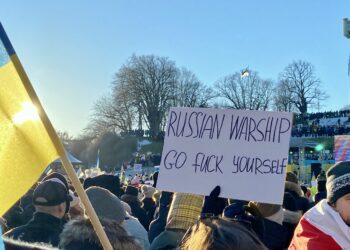 A demonstration in support of Ukraine on 26 February 2022. Photo by Silver Tambur.