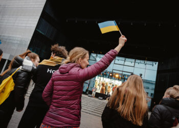 Students waving an Ukrainian flag in front of Tallinn University. Photo by Tallinn University.