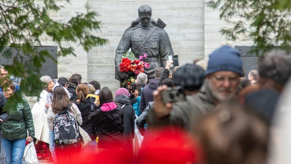 People leaving flowers by the Bronze Soldier monument, a controversial Soviet World War Two monument in Tallinn, 9 May 2022. Photo by Andrea Forlani (andreaforlani.com).