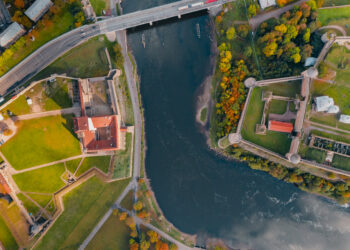 The Narva River separates the Estonian town of Narva (left) from the Russian town of Ivangorod (right). Photo by Marvin Kuhr