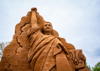 A small Estonian resort town, Tõrva, located in Valga County in southern Estonia, has built a sand sculpture, honouring the Ukrainian president, Volodymyr Zelensky. Photo by Egon Bogdanov.