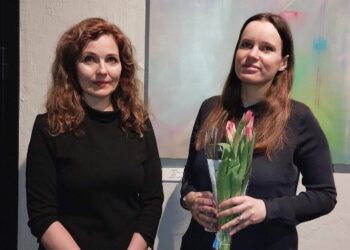 Elo Viiding and Santa Zukker at the opening of their exhibition of paintings and poetry, “Vastukaja” (“Echo”). Private collection.