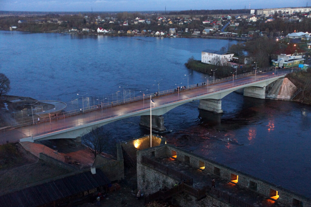 The bridge across the Narva River from Narva to Jaanilinn is one of the main land border crossings between Estonia and Russia. On the left of the "Bridge of Friendship", as it's ironically named, is Estonia. On the right, lies Russia. Photo by JanneW1943, shared under the CC BY-SA 3.0 licence.