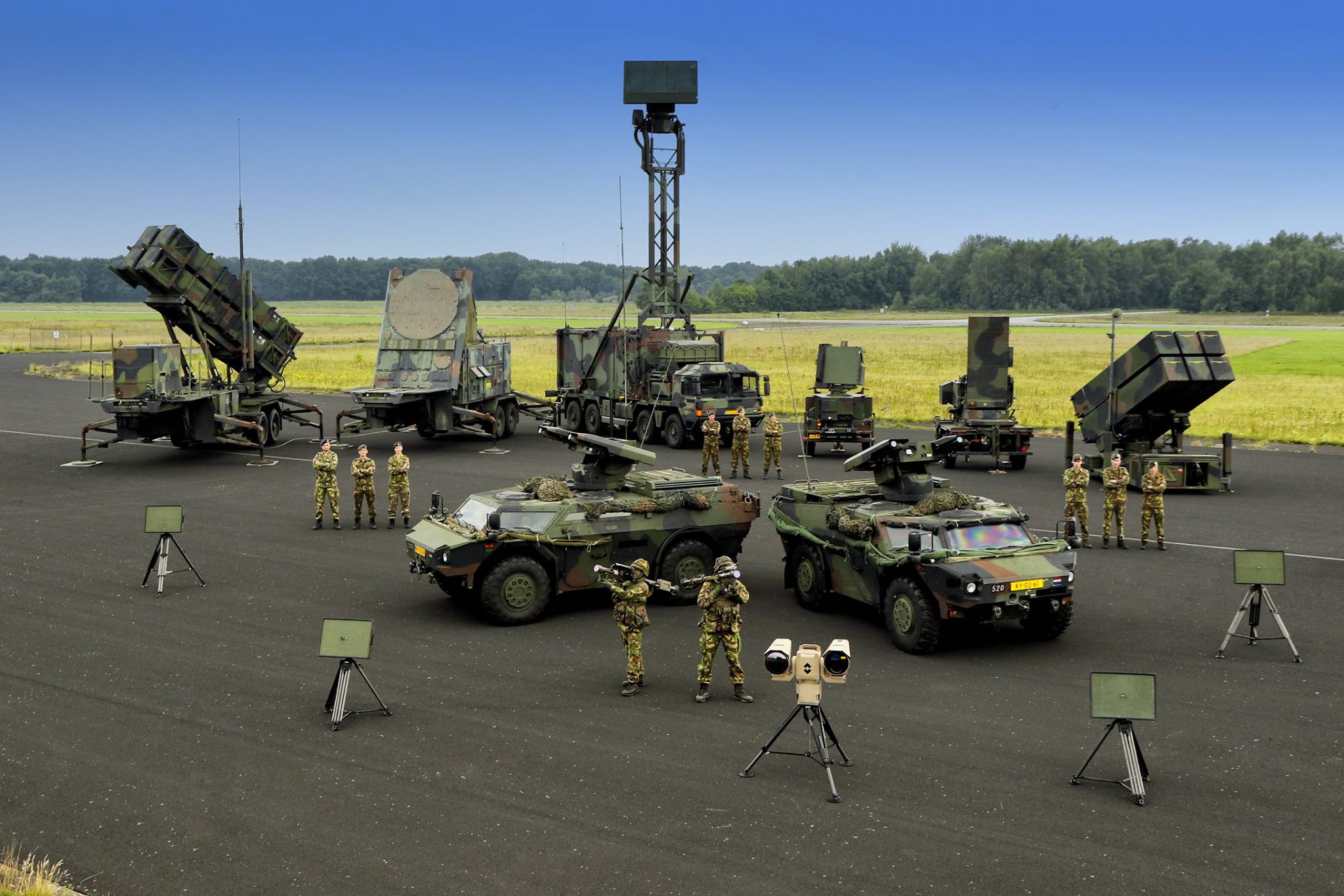 Layered-air-defence-missile-launchers-and-radars-of-Dutch-Armed-Forces-in-2017.-Photo-by-the-Dutch-defence-ministry..jpg