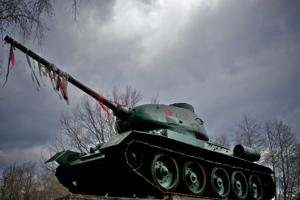 Another notorious example of a Soviet-era monument, a T-34 tank that used to be on display in the eastern Estonian town of Narva. The tank was taken down in August 2022 and taken to the Estonian War Museum in Viimsi, near Tallinn. Photo by Tony Bowden, shared under the CC BY-SA 2.0 licence.