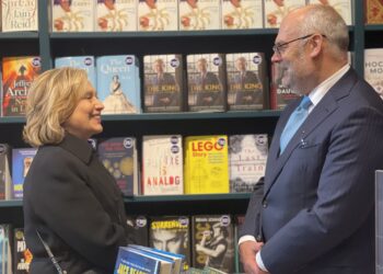 Alar Karis, the Estonian president, bumped into Hillary Clinton, a former US presidential nominee and First Lady, while visiting the Indigo bookstore in Toronto, Canada. Photo by the Estonian president’s official Twitter account.