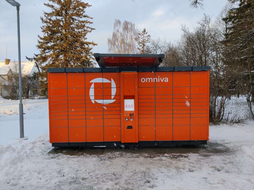 Omniva's parcel pick-up robot in Estonia. Photo by Sigrit.l, shared under the CC BY-SA 4.0 licence.
