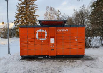 Omniva's parcel pick-up robot in Estonia. Photo by Sigrit.l, shared under the CC BY-SA 4.0 licence.