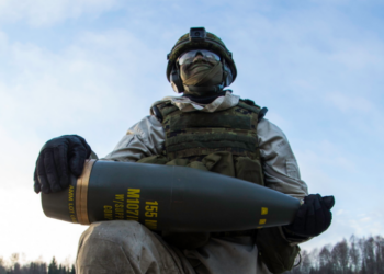 An Estonian soldier with a 155mm ammunition. Photo by the Estonian defence ministry.