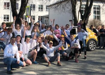 A group of students in front of Saaremaa Joint Secondary School in 2018.