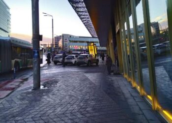 A pedestrian area in the Tallinn city centre blocked by parked cars. Photo by Mitte Tallinn.