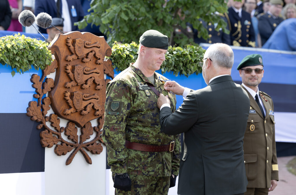 Kaitseliidu ülem Riho Ühtegi 23. juunil 2023 Eesti presidendilt Alar Kariselt kindralmajori auastme vastu võtmas. Kaitseväe foto.