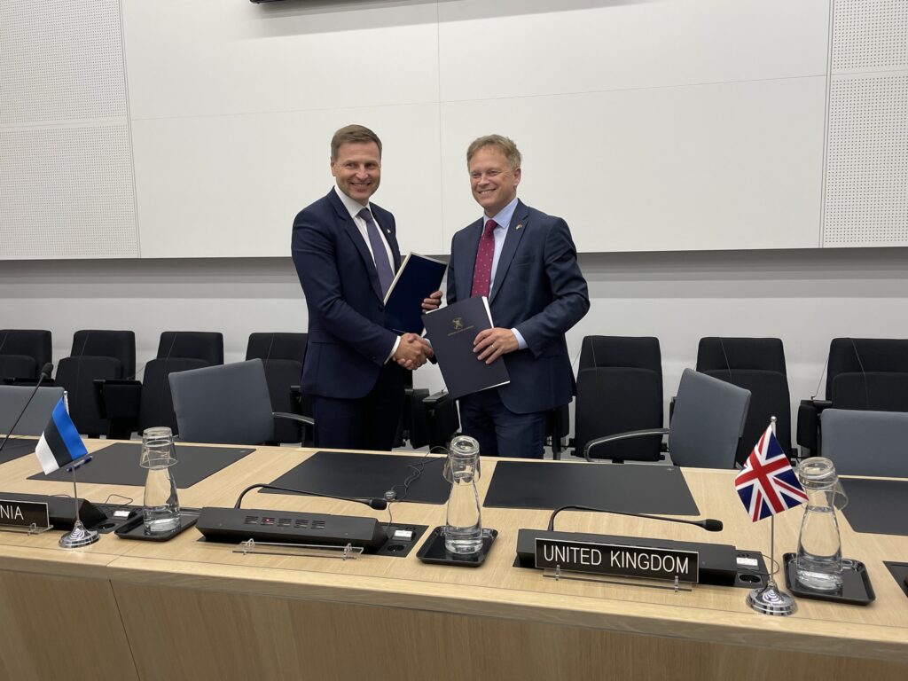 The Estonian defence minister, Hanno Pevkur, with his British counterpart, Grant Shapps, after signing a long-term defence cooperation agreement between the two countries. Photo by the Estonian defence ministry.
