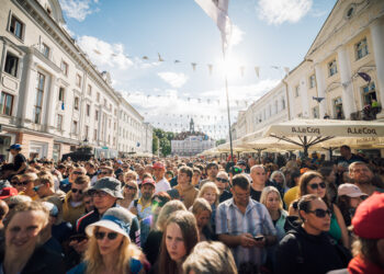 The main square of Tartu filled to the brim with people. Photo by Maanus Kullamaa.