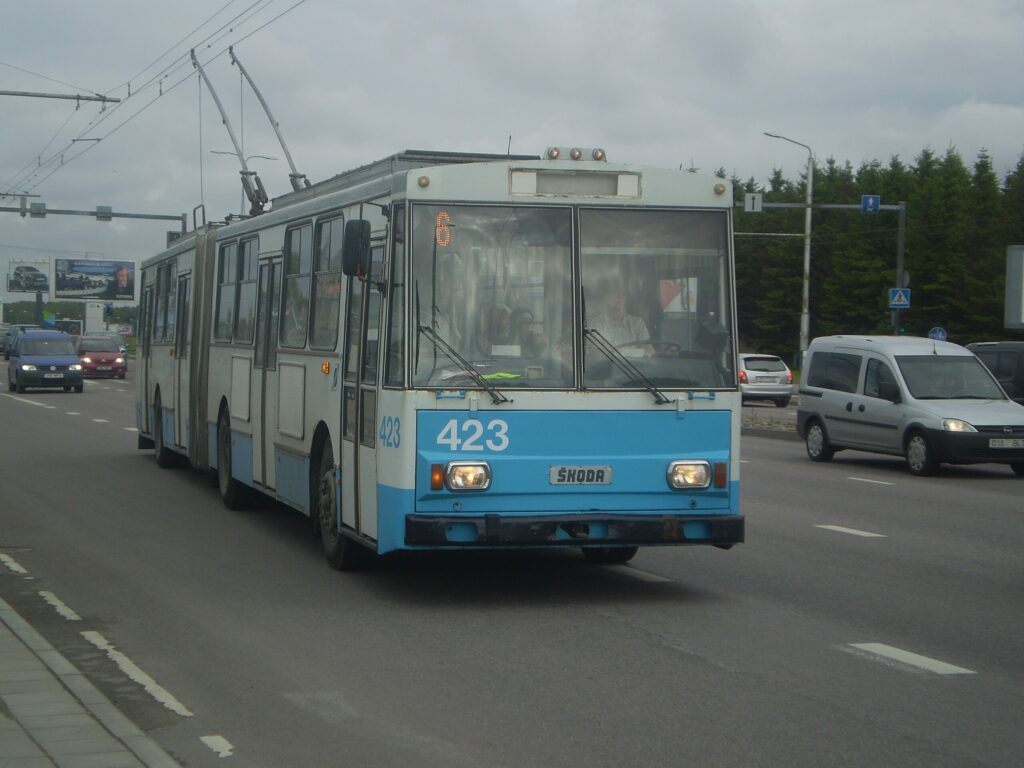 A historic Škoda 15Tr trolleybus in Tallinn. These trolleybuses were in use from 1989 until 2017. Photo by Heini91, shared under the CC BY-SA 3.0 licence.
