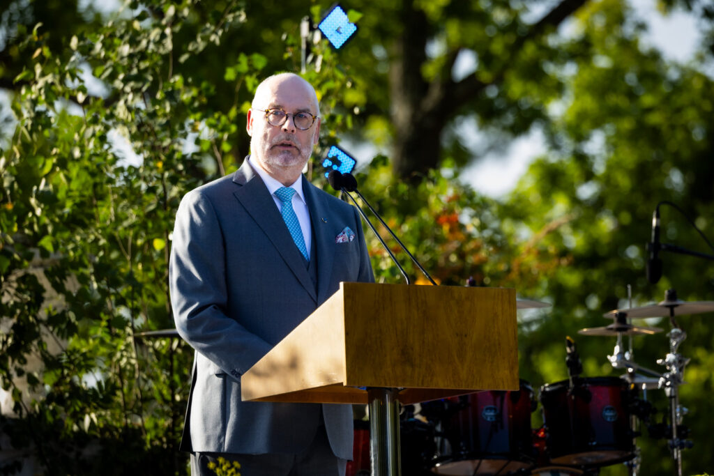 The Estonian president, Alar Karis, giving a speech on 20 August 2024, on the 33rd anniversary of the restoration of Estonian independence. Photo by Erlend Štaub.