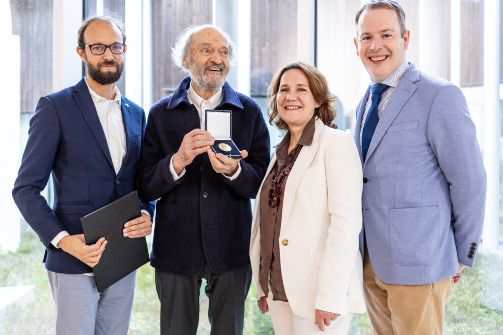 Arvo Pärt (second left) receiving the Royal Philharmonic Society Gold Medal on 12 September 2024. Photo by Birgit Püve.