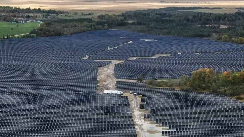 The largest solar farm in the Baltics has opened in Pärnu County, Estonia; the Kirikmäe Solar Farm, which covers 110 hectares and has a generating capacity of 77.53 megawatts, will provide enough electricity to power 35,000 homes each year. Photo by Evecon.