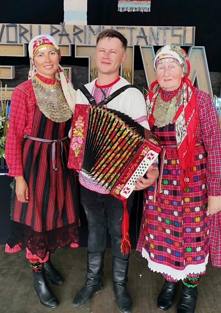 Elena Kirt with Pavel Kutergin, the leader of the Udmurt ensemble Ošmes, and Ljubov Arhangelskaja, the soul of the ensemble and a bearer of Udmurt culture. Photo: Private collection.