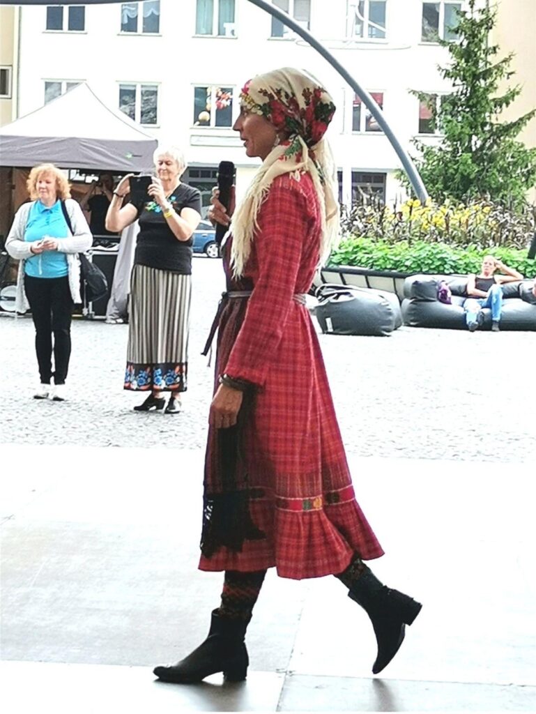 According to Elena, wearing traditional clothing makes her fully embody her Udmurt identity, following everything her grandmother passed down to her. For example, as a married woman, she must not show her hair. Photo: Private collection.