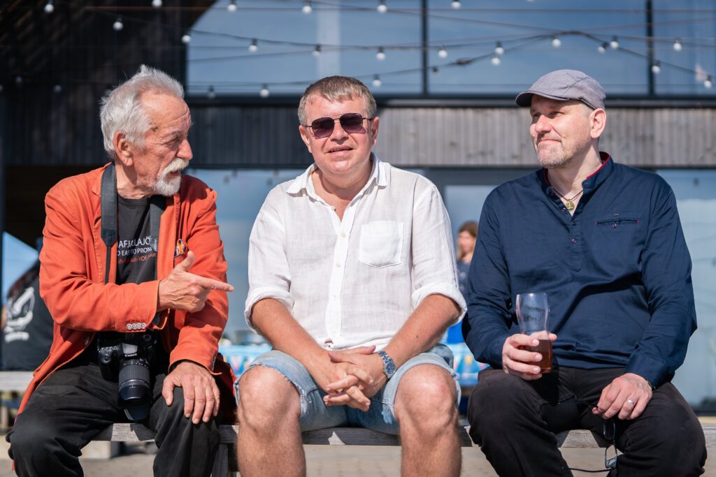 Harri Rinne (left) exchanging thoughts with his Estonian friends Andrus Kivirähk and Rene Satsi. Photo by Kaja Hiis-Rinne.