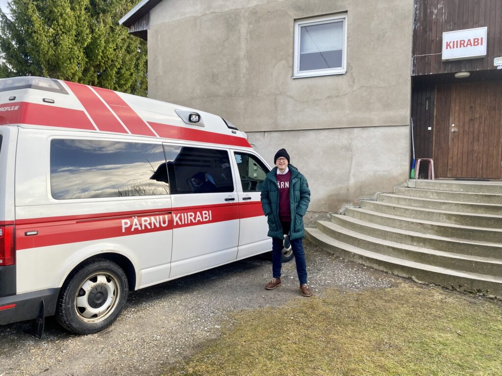 Since Lihula is located between Pärnu and Haapsalu, its ambulance crew often covers Haapsalu when both of Haapsalu’s ambulances are tied up in Tallinn for patient handover. During that time, Lihula is essentially left without an ambulance, relying on luck that no emergencies arise locally. Paramedics are also concerned about health insurance—due to the risks of high-speed driving on narrow rural roads, many have opted to purchase private coverage. Private collection.