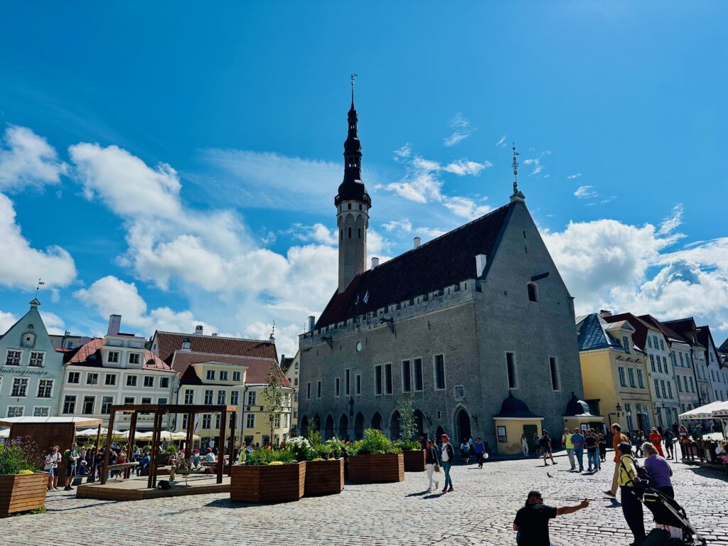 Estonia's population declined by almost 5,000 people in 2024. Pictured, people on a summer's day at the Town Hall Square in Tallinn. Photo by Sten Hankewitz.