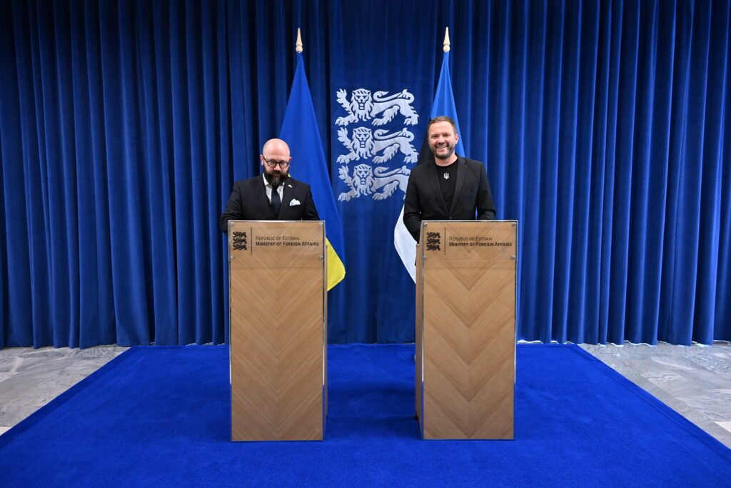 The Estonian foreign minister, Margus Tsahkna (right), with the ambassador of Ukraine, Maksym Kononenko. Photo by the Estonian foreign ministry.