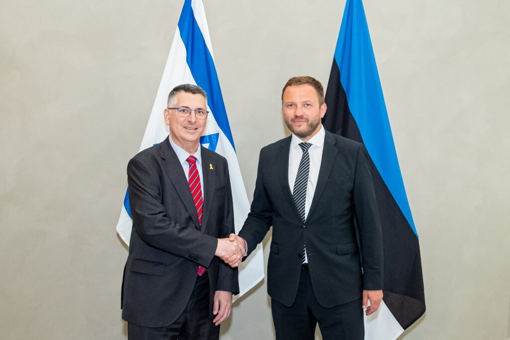 Israeli foreign minister Gideon Sa’ar (left) standing alongside his Estonian counterpart, Margus Tsahkna. Photo by the Estonian foreign ministry.