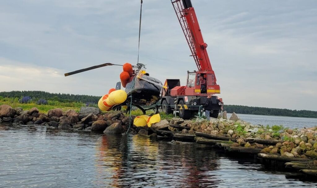 On Monday morning, 7 July, recovery teams began the process of lifting the downed helicopter from the water. The vehicle was transported to the Police and Border Guard’s Air Patrol Unit hangar in Kuressaare. Photo: Estonia’s Safety Investigation Centre